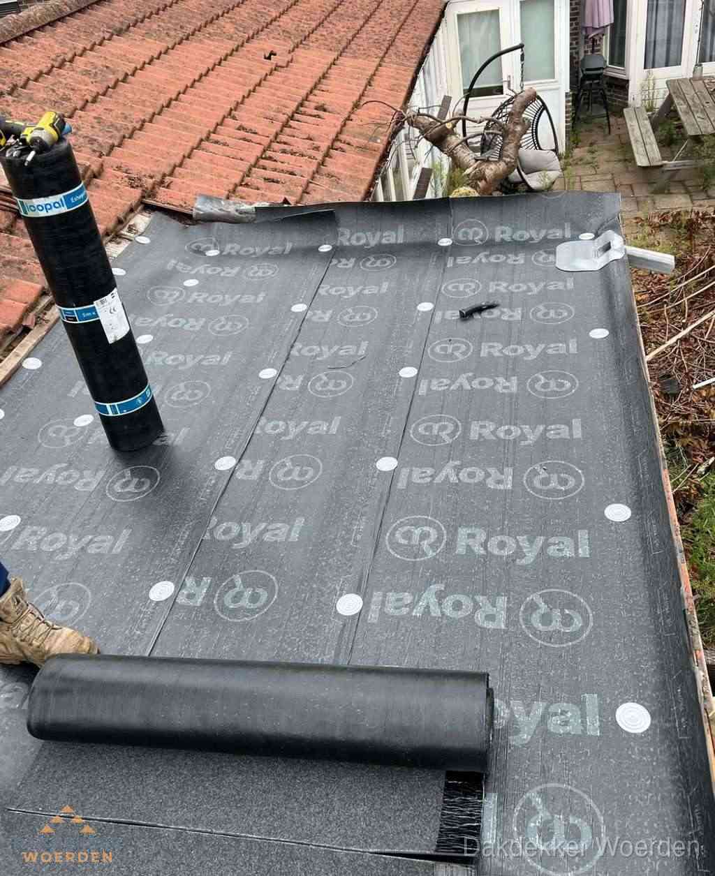 Plat dak met nieuwe bitumen dakbedekking en brandgereedschap in Woerden Plat dak met nieuwe bitumen dakbedekking en brandgereedschap in Woerden