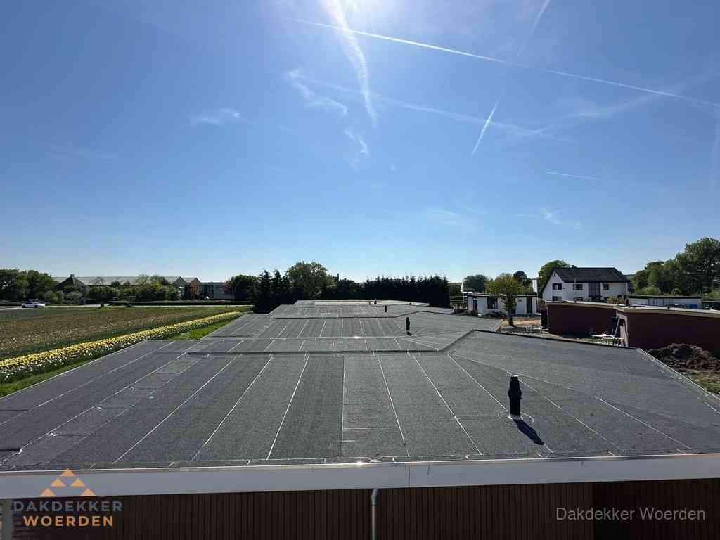 Groot plat dak met bitumen dakbedekking op bedrijfspand in Woerden Groot plat dak met bitumen dakbedekking op bedrijfspand in Woerden