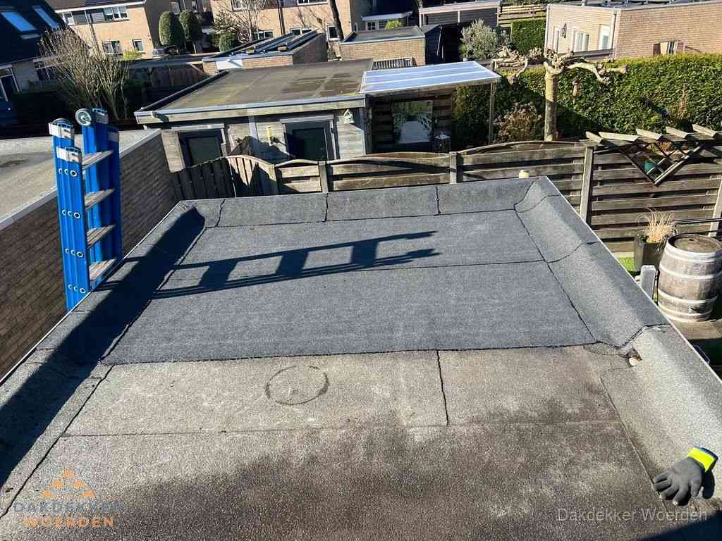 Dakdekker legt onderlaag op plat dak met houten constructie in Woerden Dakdekker legt onderlaag op plat dak met houten constructie in Woerden