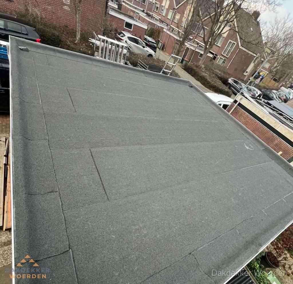 Nieuwe bitumen dakbedekking op plat dak van garage in Woerden Nieuwe bitumen dakbedekking op plat dak van garage in Woerden