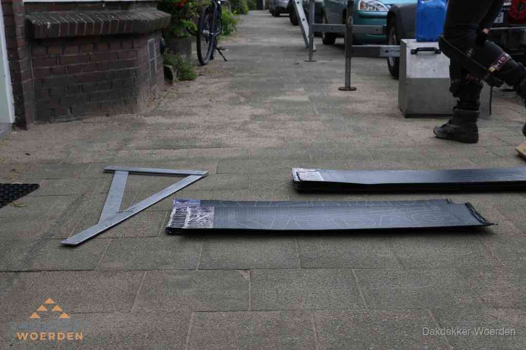 Dakbedekkingsmateriaal en zinkwerk klaargelegd voor reparatie in Woerden Dakbedekkingsmateriaal en zinkwerk klaargelegd voor reparatie in Woerden