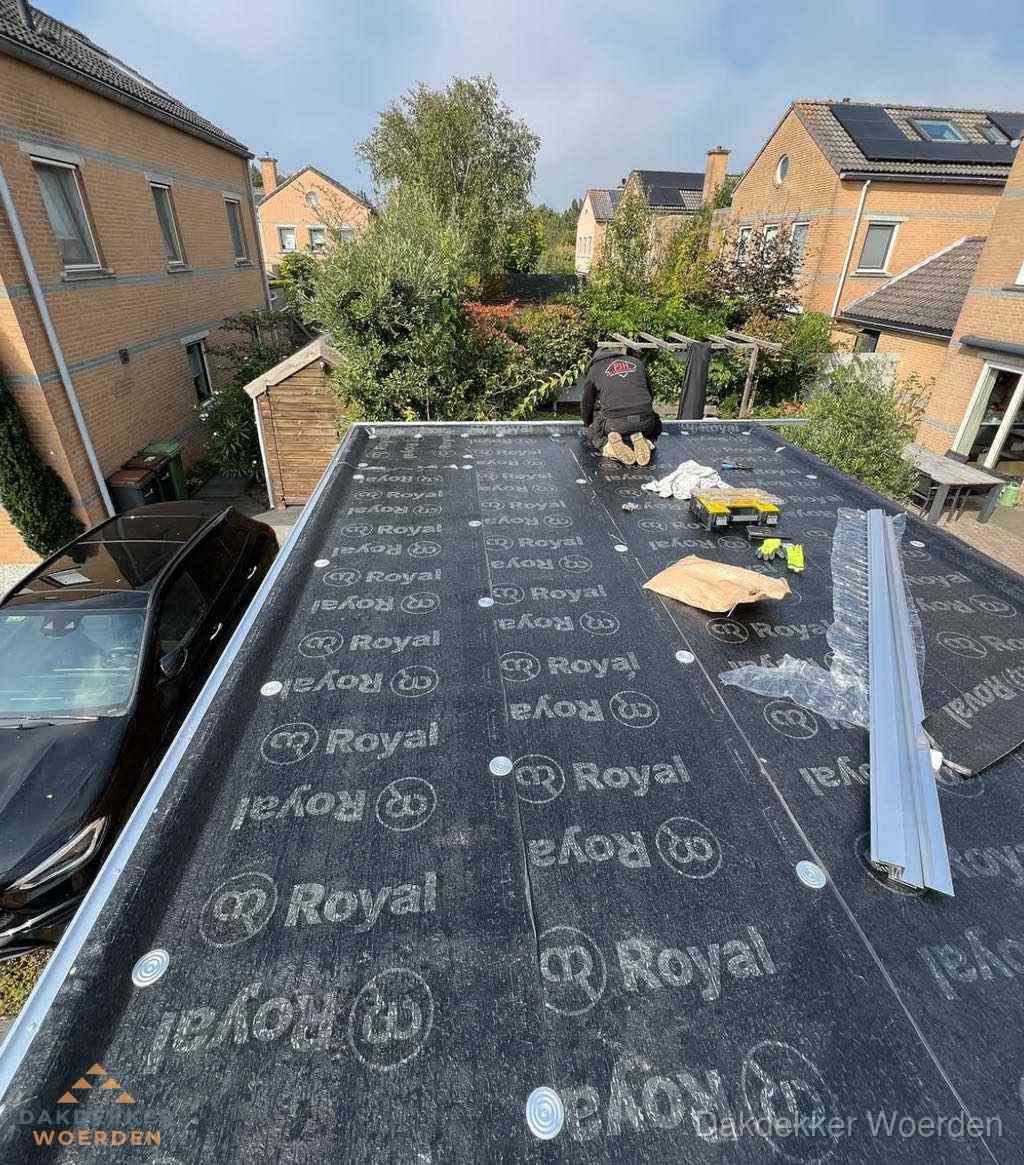 Dakdekker aan het werk op plat dak renovatie in Woerden Dakdekker aan het werk op plat dak renovatie in Woerden