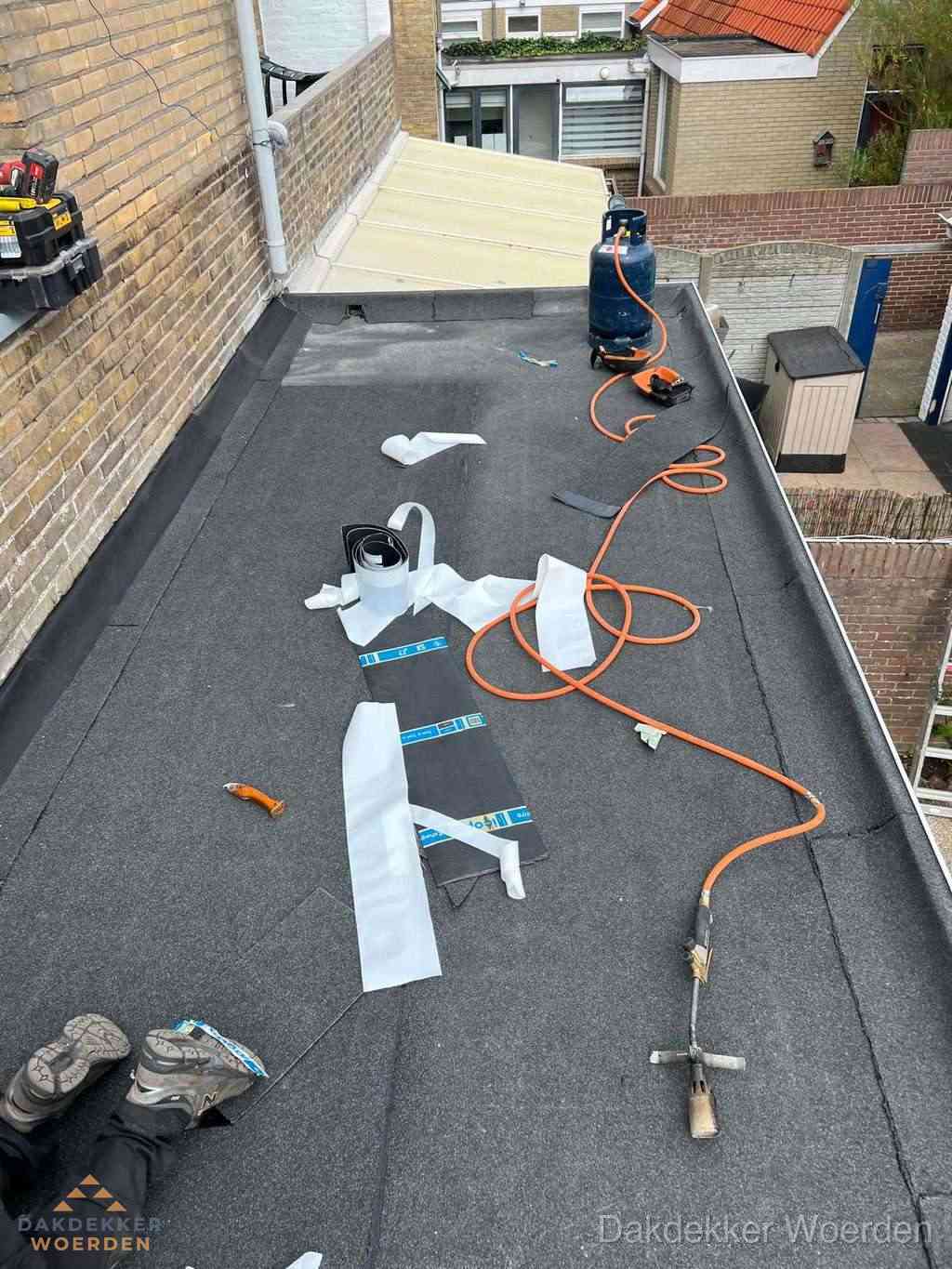 Dakdekker brengt EPDM dakbedekking aan op plat dak in Woerden Dakdekker brengt EPDM dakbedekking aan op plat dak in Woerden