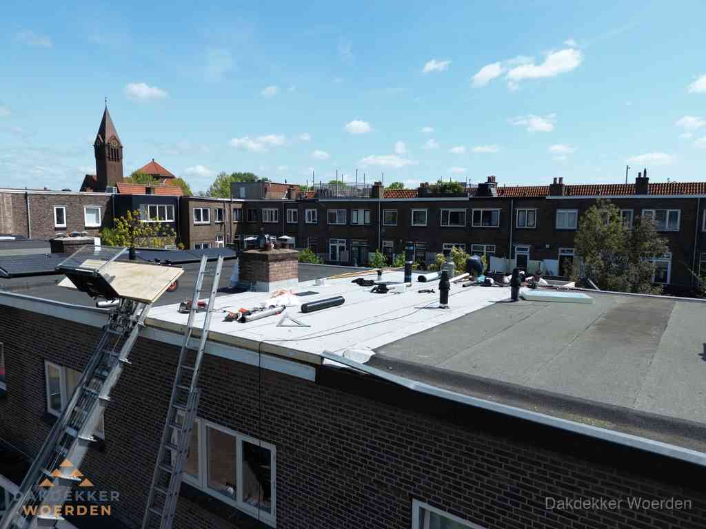 Dakdekkers aan het werk op plat dak in Woerden Dakdekkers aan het werk op plat dak in Woerden