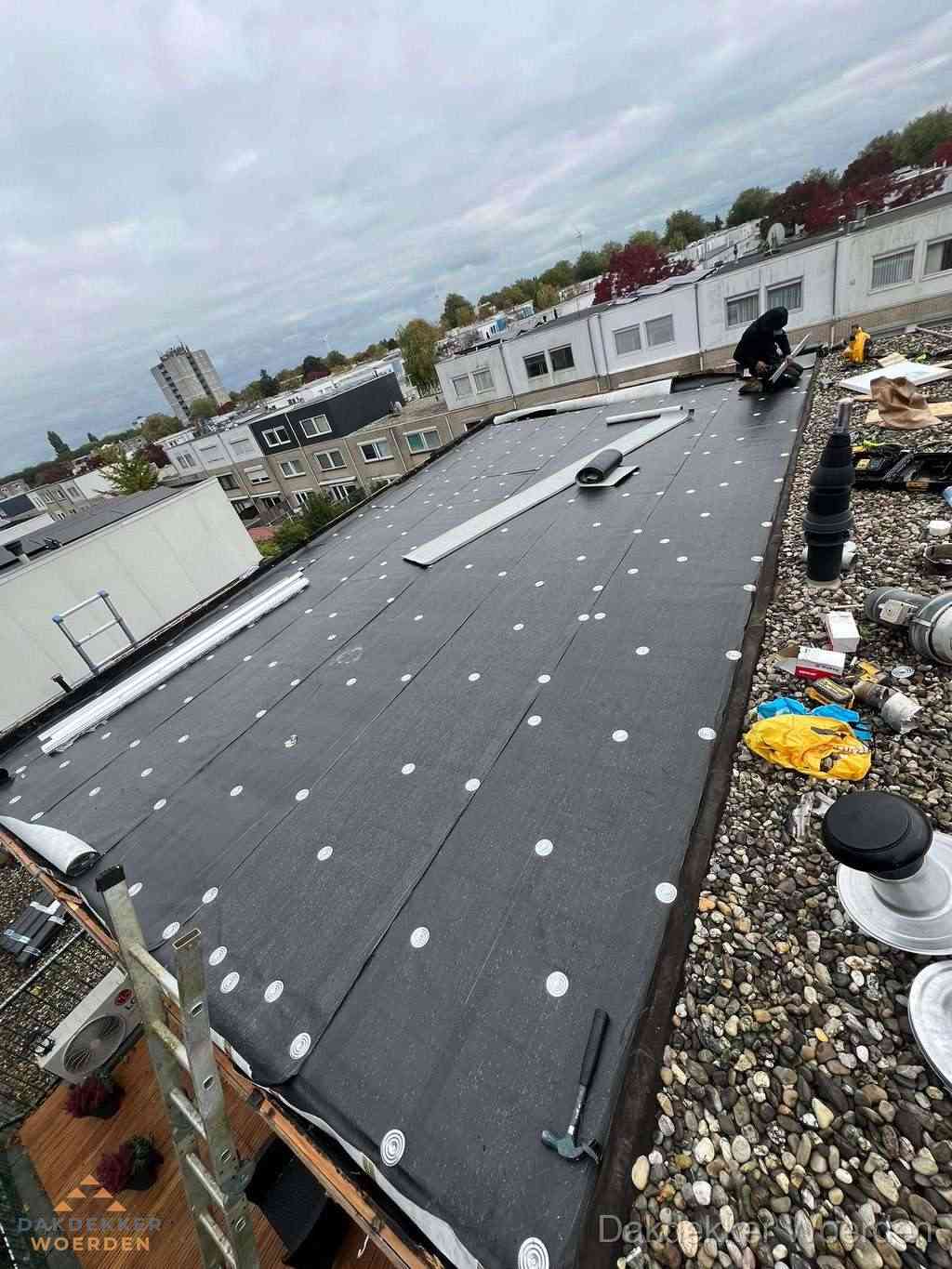 Dakleer vervangen op groot plat dak door dakdekker in Woerden Dakleer vervangen op groot plat dak door dakdekker in Woerden
