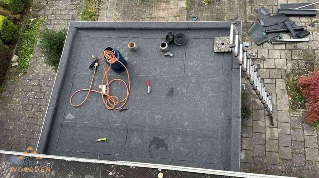 Plat dak met nieuwe bitumen bedekking in Woerden Plat dak met nieuwe bitumen bedekking in Woerden