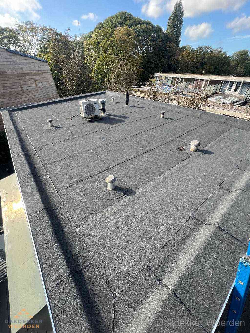 Plat dak met bitumen en brandgereedschap van dakdekkersbedrijf in Woerden Plat dak met bitumen en brandgereedschap van dakdekkersbedrijf in Woerden