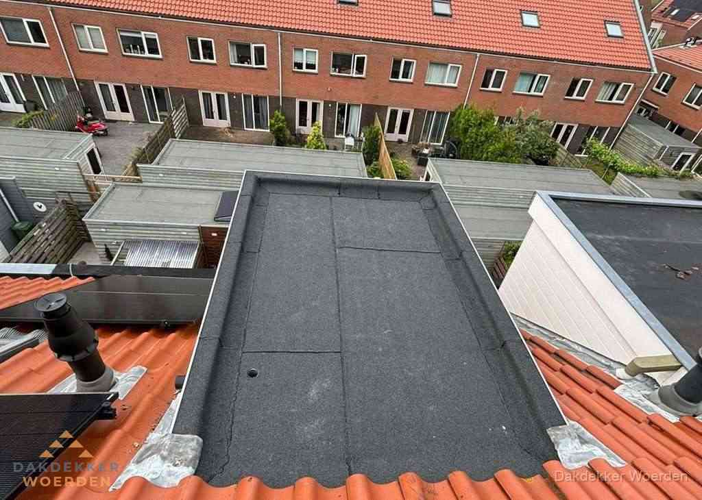 Plat dak met bitumen bedekking naast dakkapel in Woerden Plat dak met bitumen bedekking naast dakkapel in Woerden