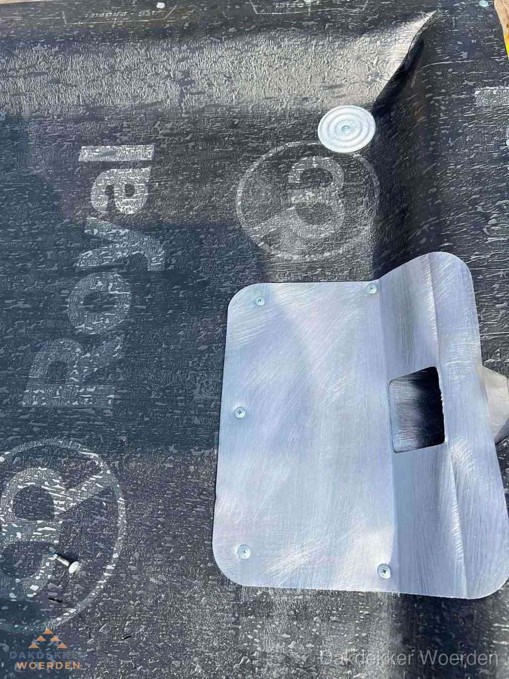 Dakdoorvoer met metalen afvoerplaat op bitumen dak in Woerden Dakdoorvoer met metalen afvoerplaat op bitumen dak in Woerden