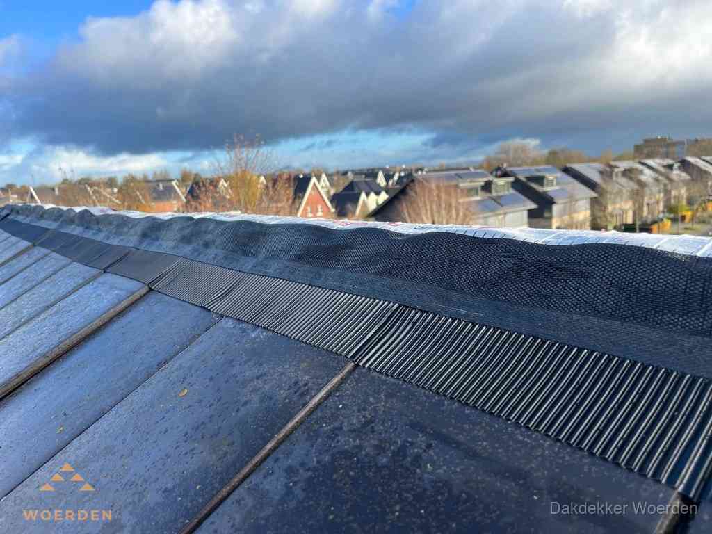 Dakisolatie bij de nok met ventilatieprofiel op schuin dak in Woerden Dakisolatie bij de nok met ventilatieprofiel op schuin dak in Woerden