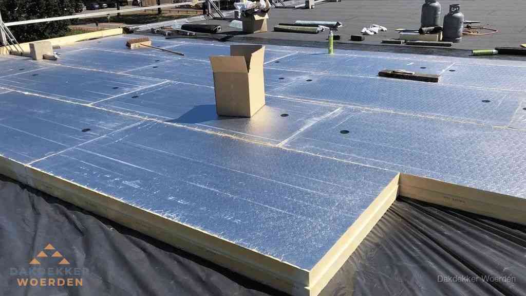 PIR isolatieplaten worden gelegd op plat dak voor dakisolatie in Woerden PIR isolatieplaten worden gelegd op plat dak voor dakisolatie in Woerden