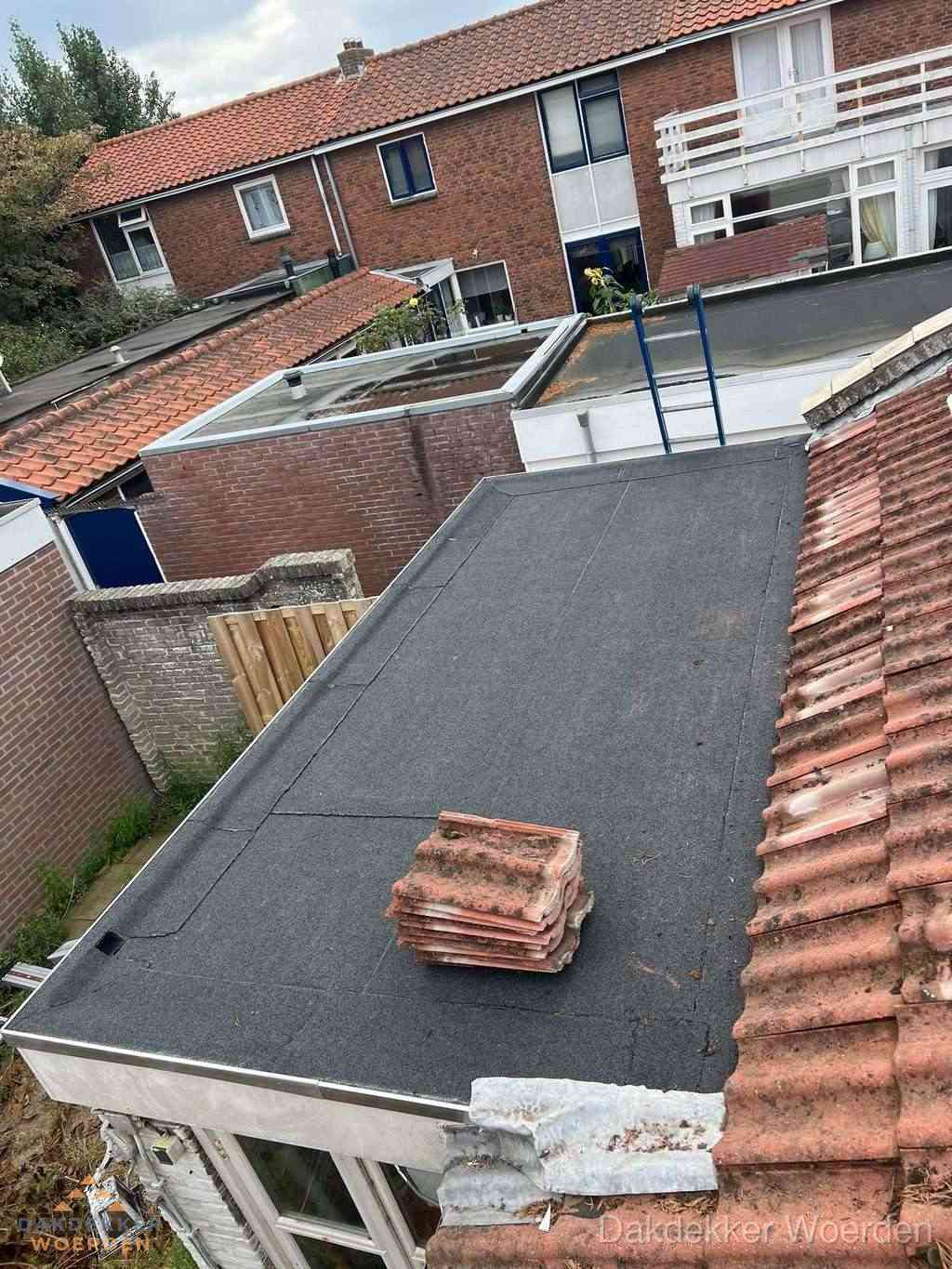 Aanbouw plat dak met reservepannen voor dakpannen vervangen in Woerden Aanbouw plat dak met reservepannen voor dakpannen vervangen in Woerden
