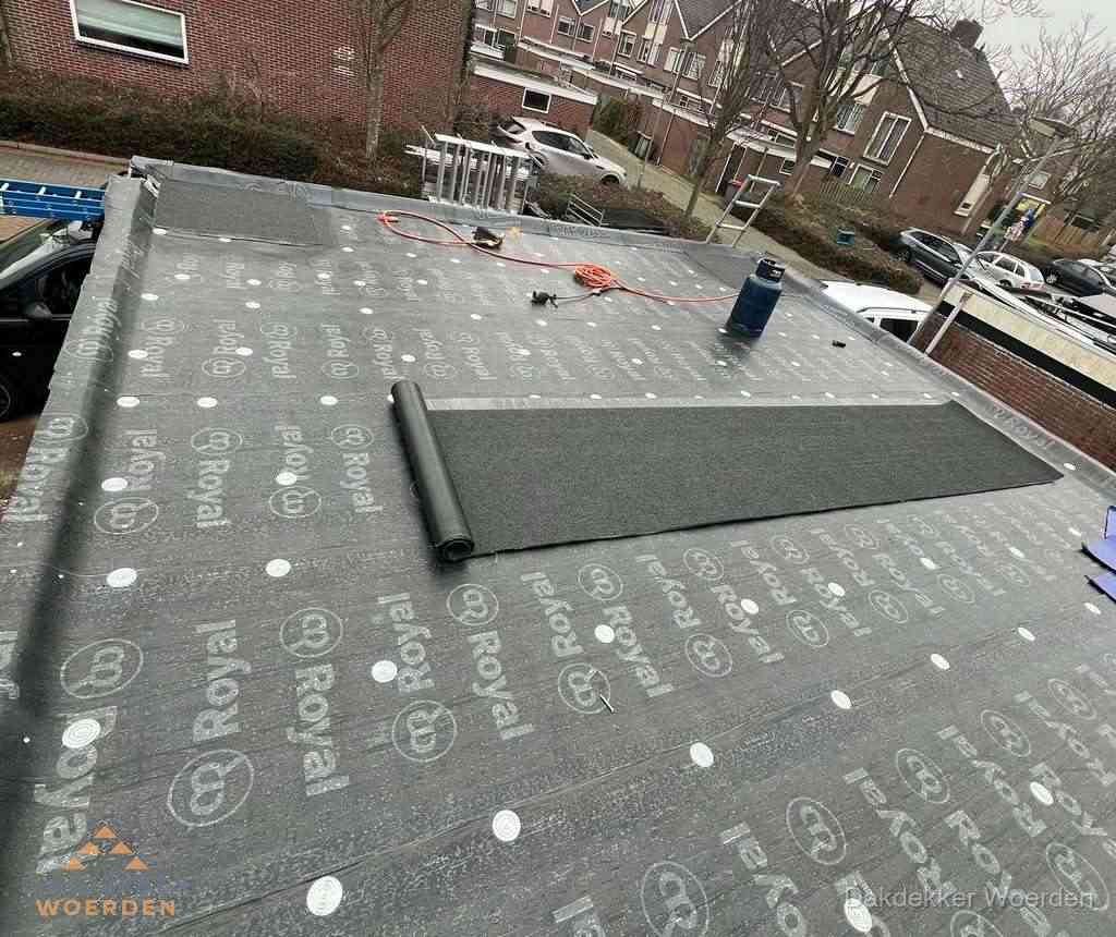 Dakdekker aan het werk met gasbrander op plat bitumen dak in Woerden Dakdekker aan het werk met gasbrander op plat bitumen dak in Woerden