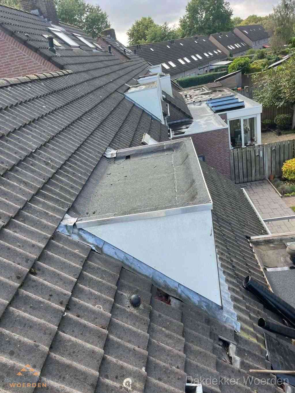 Dakreparatie bij lekkagegevoelige aansluiting dakkapel in Woerden Dakreparatie bij lekkagegevoelige aansluiting dakkapel in Woerden