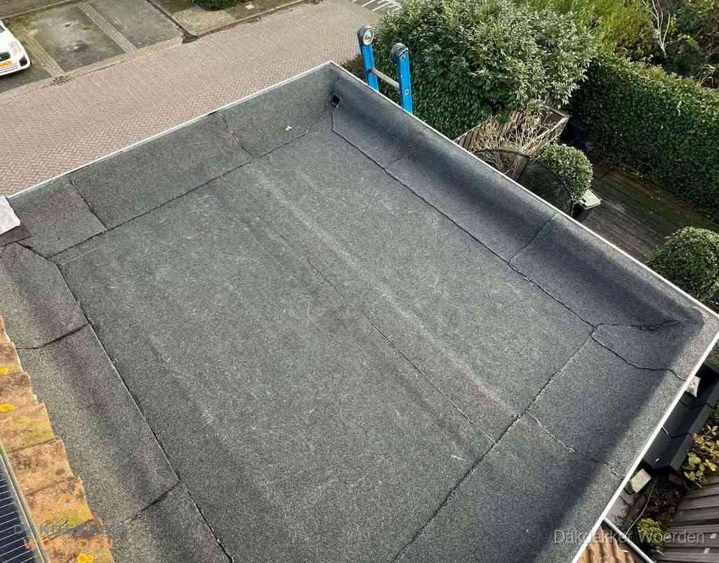 Gerenoveerd plat dak met nieuwe bitumen dakbedekking in Woerden Gerenoveerd plat dak met nieuwe bitumen dakbedekking in Woerden