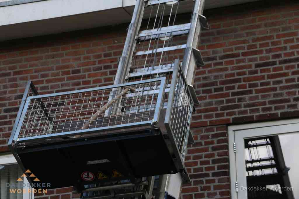Ladderlift met dakpannen voor dakpan reparatie in Woerden Ladderlift met dakpannen voor dakpan reparatie in Woerden