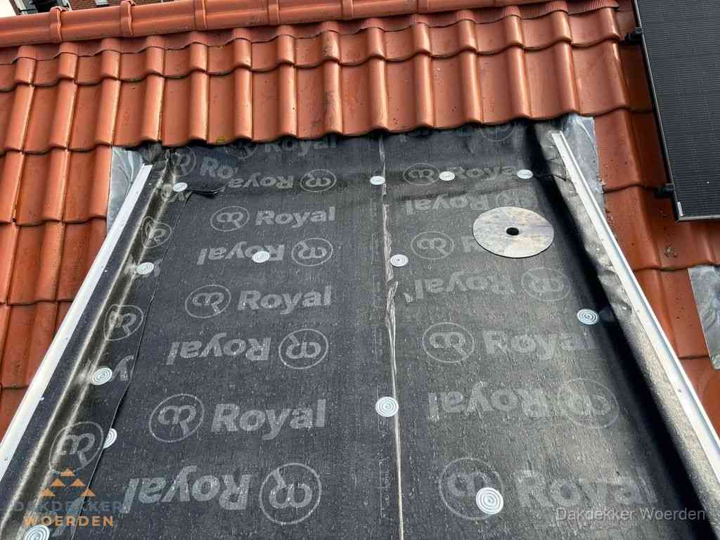 Nieuw dak met dakpannen en Royal onderlaag bij woning in Woerden Nieuw dak met dakpannen en Royal onderlaag bij woning in Woerden