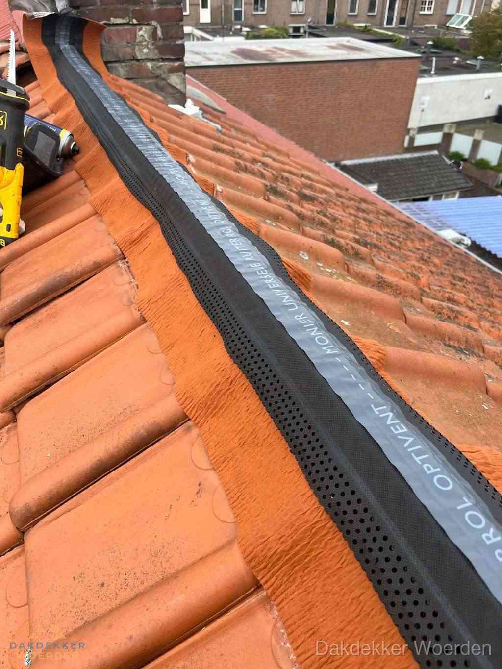Plat dak aanbouw met bitumen naast schuin pannendak in Woerden Plat dak aanbouw met bitumen naast schuin pannendak in Woerden