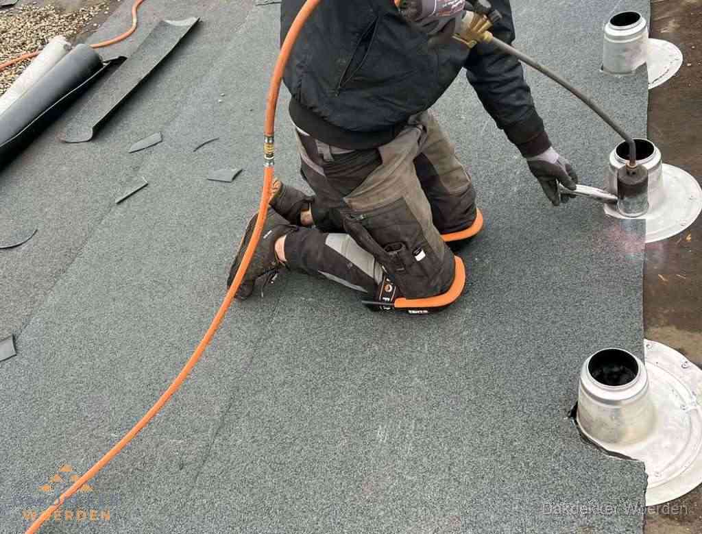 Gereedschap op nieuw plat dak na renovatie in Woerden Gereedschap op nieuw plat dak na renovatie in Woerden