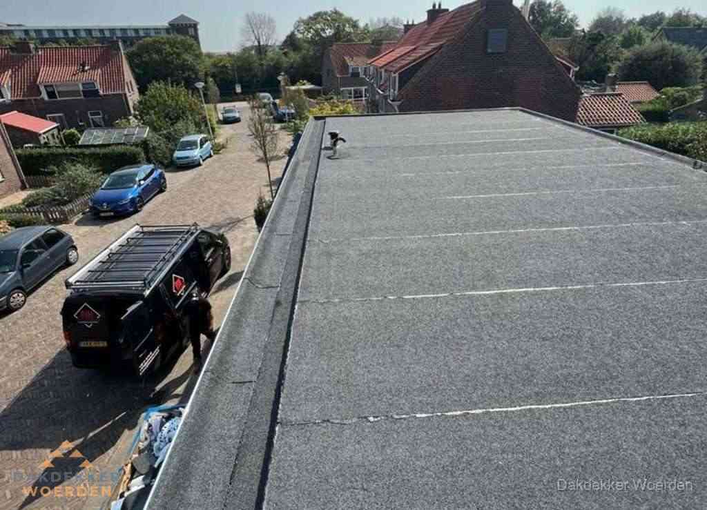 Nieuw bitumen plat dak met uitzicht over landschap in Woerden Nieuw bitumen plat dak met uitzicht over landschap in Woerden