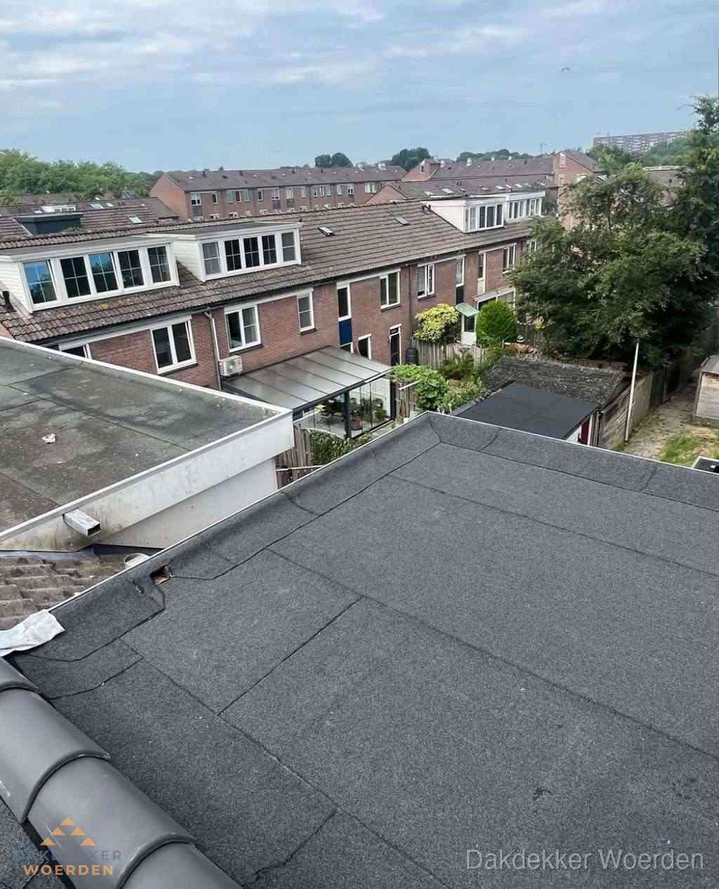 Vernieuwd plat dak met bitumen in woonwijk in Woerden Vernieuwd plat dak met bitumen in woonwijk in Woerden