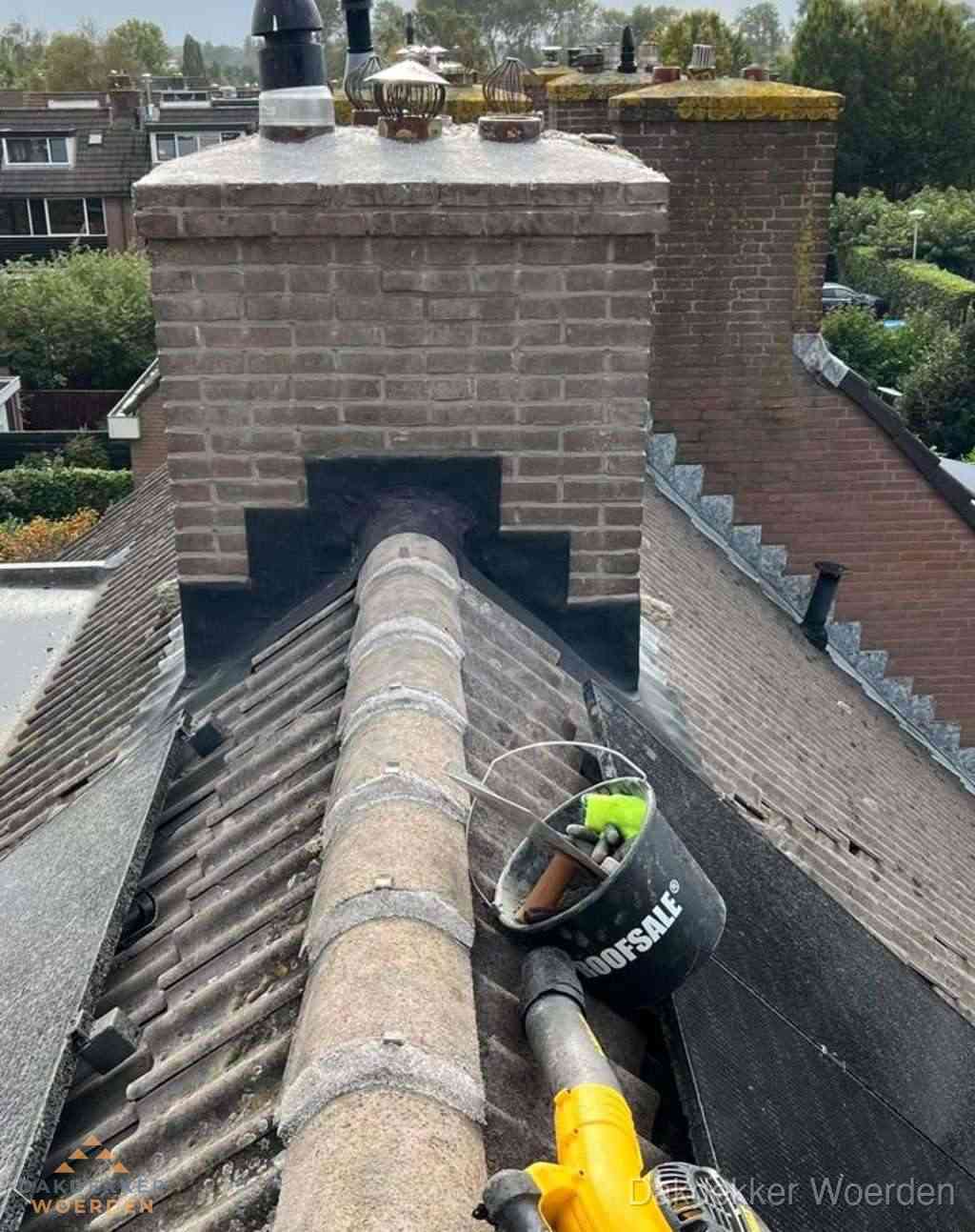 Dakdekker repareert bitumen dakleer bij dakdoorvoer in Woerden Dakdekker repareert bitumen dakleer bij dakdoorvoer in Woerden